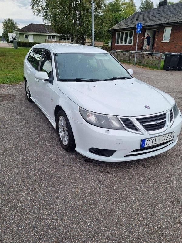 Vit Begagnad 2011 Saab 9-3 Linear Kombi | 35 000 kr (Marknadspris) - Bild 1/4
