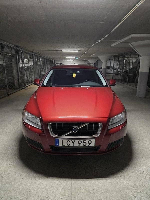 Röd Begagnad 2011 Volvo V70 Drive Kinetic Kombi | 57 000 kr (Superpris) - Bild 1/4