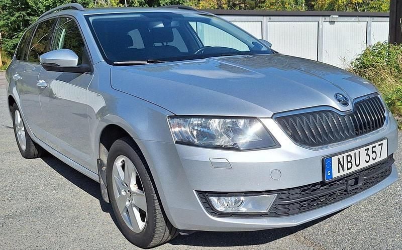 Silver Begagnad 2016 Skoda Octavia Kombi | 129 000 kr (Marknadspris) - Bild 1/4