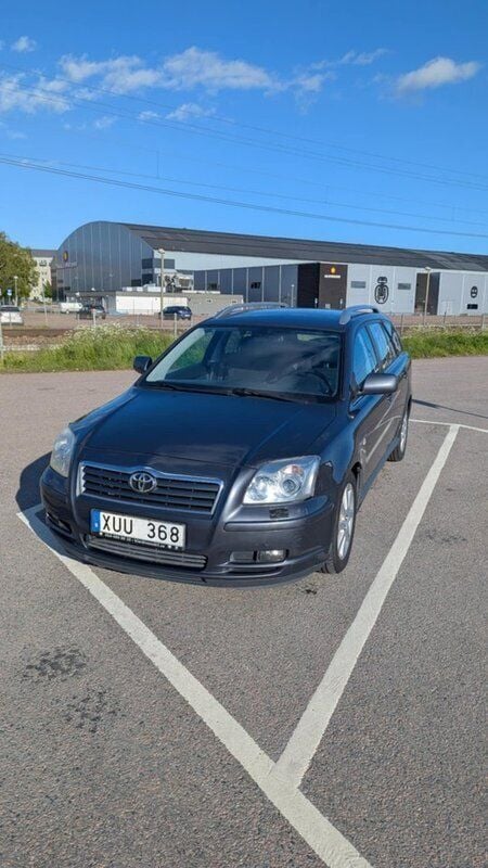 Grå Begagnad 2006 Toyota Avensis Kombi | 17 500 kr (Superpris) - Bild 1/4