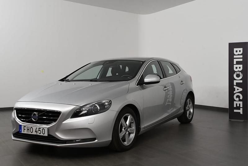 Silver Begagnad 2016 Volvo V40 Momentum Halvkombi | 129 800 kr (Marknadspris) - Bild 1/4