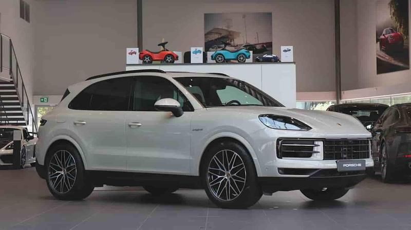 Brun Begagnad 2024 Porsche Cayenne SUV | 995 000 kr - Bild 1/1