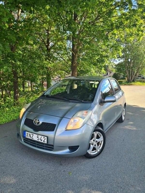Grå Begagnad 2005 Toyota Yaris Halvkombi | 39 000 kr (Marknadspris) - Bild 1/4