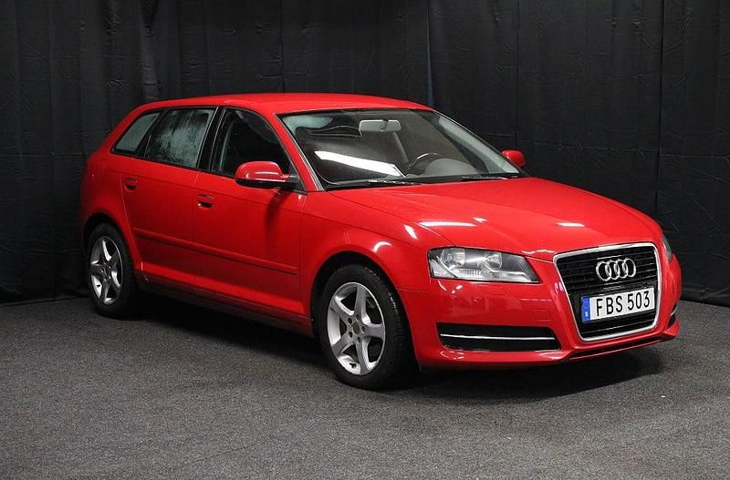 Begagnad Audi A3 Sportback Comfort 105 HK (77 kW) 2011 Röd Halvkombi