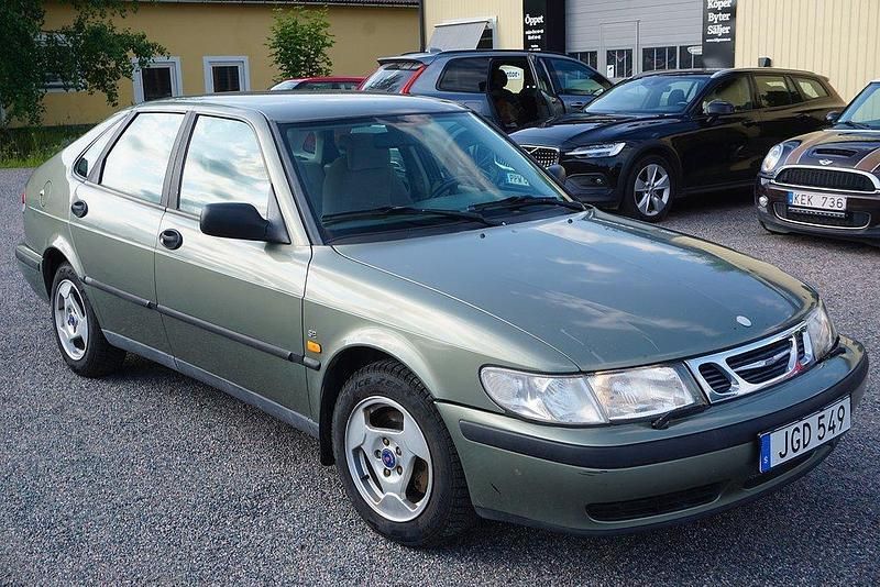 Ljusgrå Begagnad 1999 Saab 9-3 Halvkombi | 24 900 kr (Dyr) - Bild 1/4