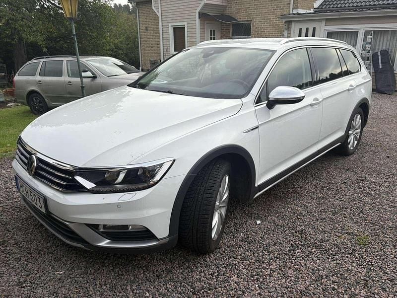 Vit Begagnad 2018 VW Passat Alltrack Kombi | 164 900 kr (Marknadspris) - Bild 1/4