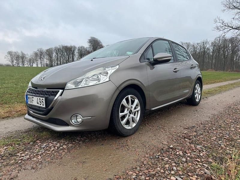 Ljusgrå Begagnad 2012 Peugeot 208 Halvkombi | 49 900 kr (Marknadspris) - Bild 1/4