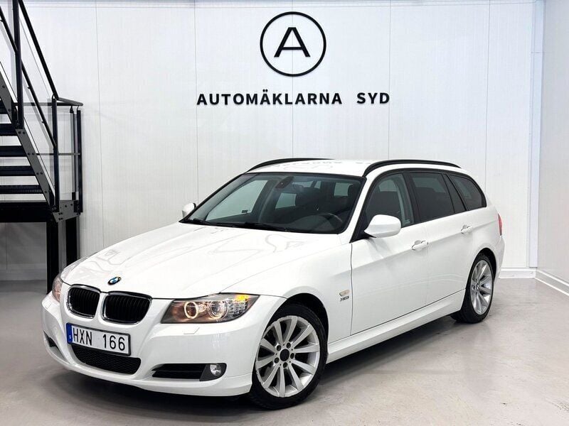 Vit Begagnad 2011 BMW 320 Kombi | 109 900 kr (Marknadspris) - Bild 1/4