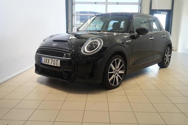Svart Begagnad 2022 Mini Cooper Halvkombi | 249 500 kr (Marknadspris) - Bild 1/4