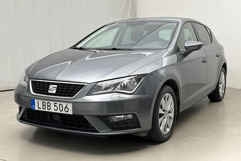 Ljusgrå Begagnad 2017 Seat Leon Style | 124 900 kr (Marknadspris) - Bild 1/4
