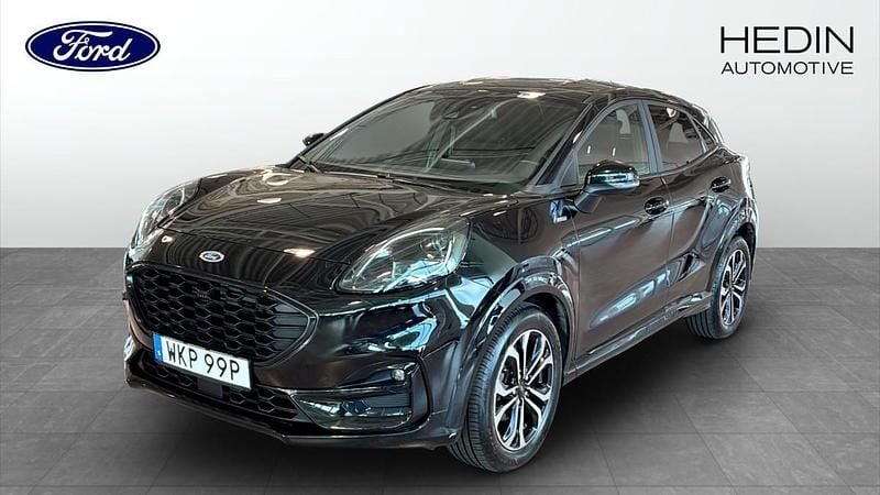 Svart (black) Begagnad 2022 Ford Puma ST-Line SUV | 189 900 kr (Superpris) - Bild 1/4