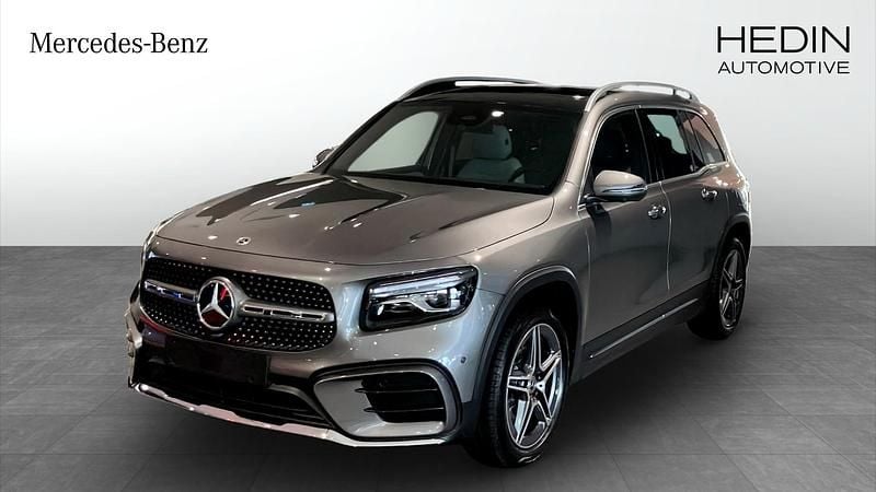 Mörkgrå (grey) Ny 2025 Mercedes GLB200 AMG Line Premium SUV | 542 600 kr - Bild 1/4