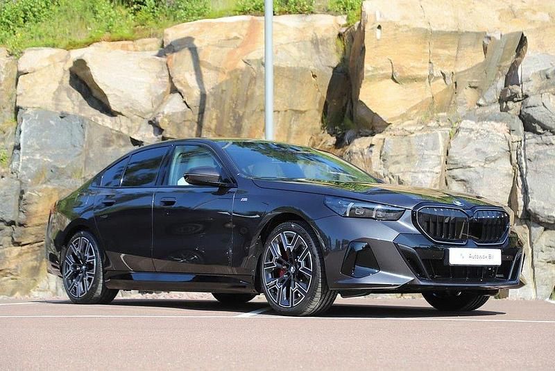 Grå Begagnad 2025 BMW 530e M Sport Sedan | 769 000 kr (Dyr) - Bild 1/2