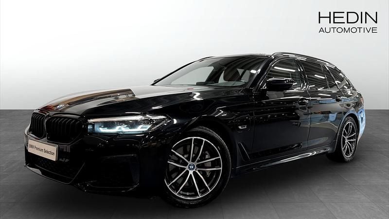 Svart (black) Begagnad 2022 BMW 530e M Sport Kombi | 368 700 kr (Dyr) - Bild 1/4