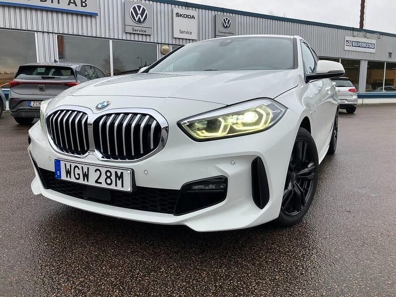 Begagnad BMW 118 M Sport 140 HK (102 kW) 2020 Vit Halvkombi