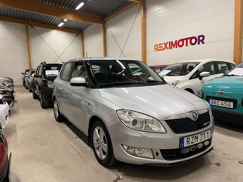 Begagnad Skoda Fabia 75 HK (55 kW) 2014 Silver Halvkombi