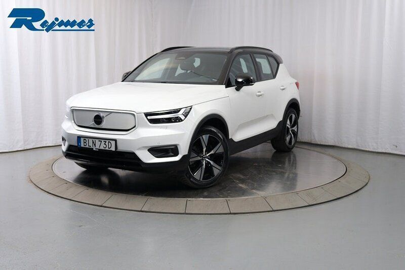 Vit (crystal vit metallic) Begagnad 2021 Volvo XC40 Plus SUV | 339 900 kr - Bild 1/4