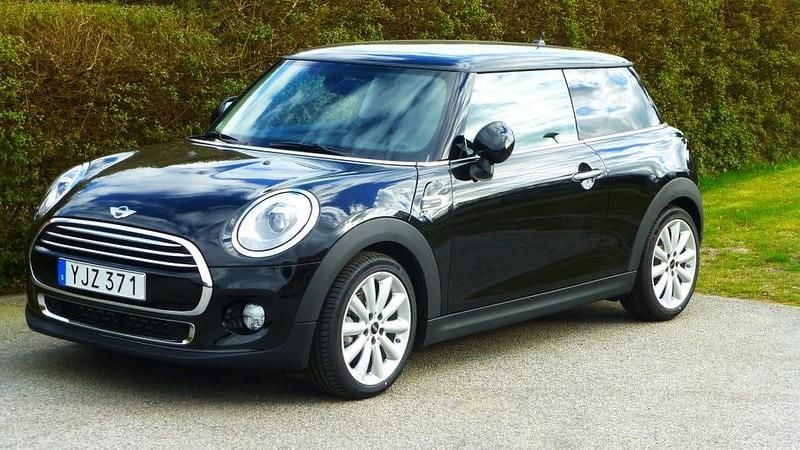 Svart metallic Begagnad 2017 Mini Cooper D Halvkombi | 145 000 kr (Marknadspris) - Bild 1/4