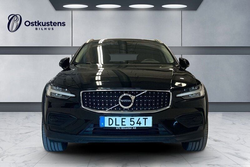 Svart Begagnad 2021 Volvo V60 CC Momentum Kombi | 299 000 kr (Bra pris) - Bild 1/4
