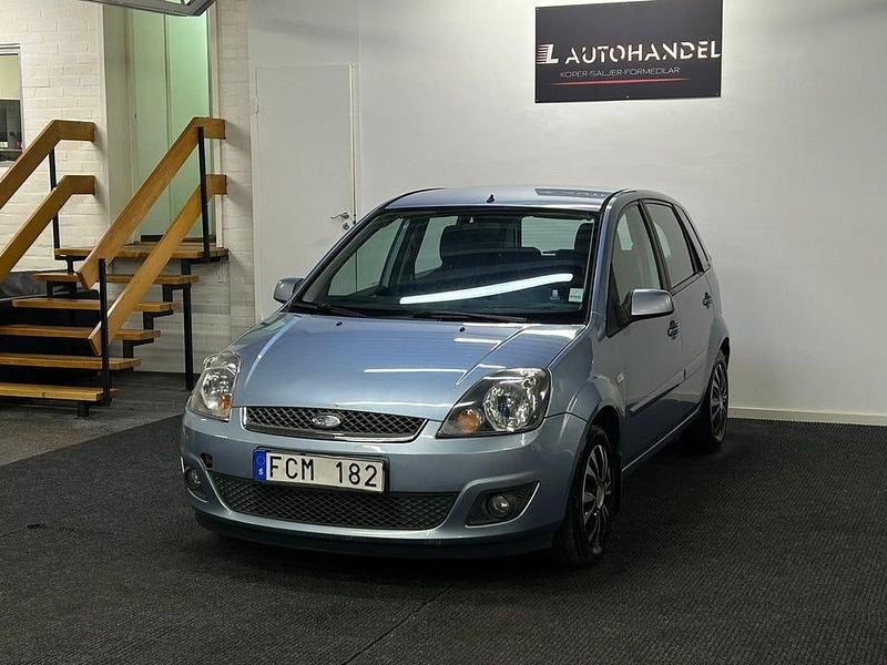 Blå Begagnad 2007 Ford Fiesta Halvkombi | 19 900 kr (Marknadspris) - Bild 1/4