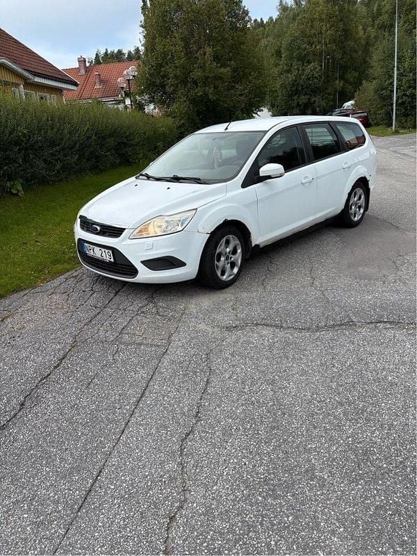 Vit Begagnad 2009 Ford Focus Trend Kombi | 13 500 kr (Marknadspris) - Bild 1/1