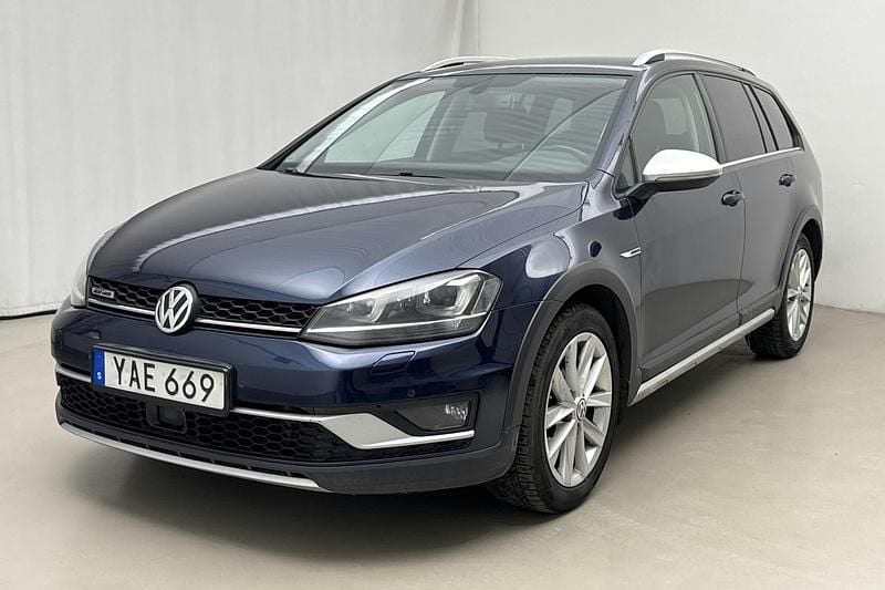Mörkblå Begagnad 2016 VW Golf Alltrack Kombi | 110 000 kr (Marknadspris) - Bild 1/4