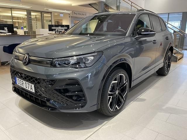 Mörkgrå Ny 2025 VW Tiguan R-line SUV | 599 900 kr (Lite dyr) - Bild 1/4