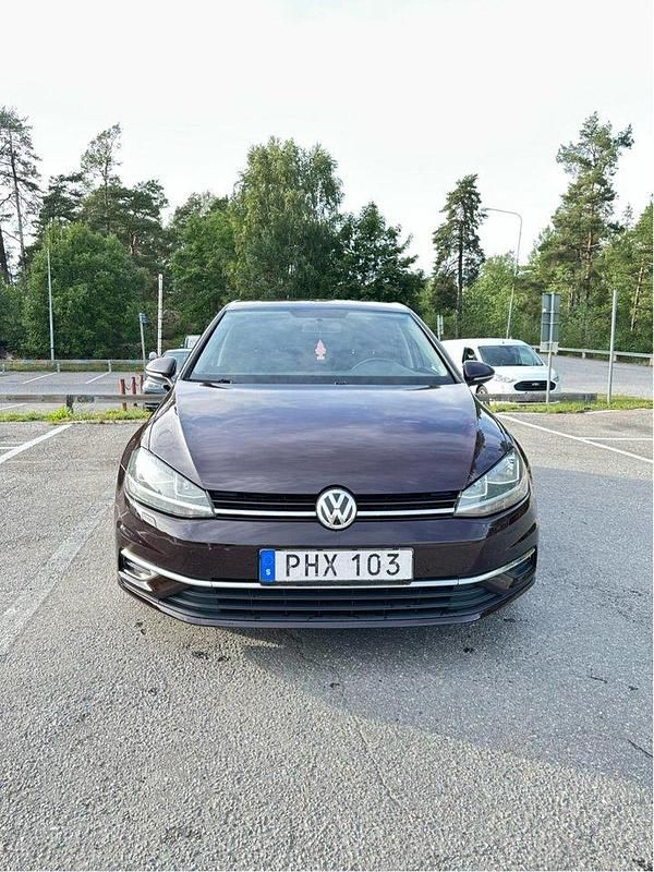 Svart Begagnad 2017 VW Golf VII Halvkombi | 144 900 kr (Marknadspris) - Bild 1/4