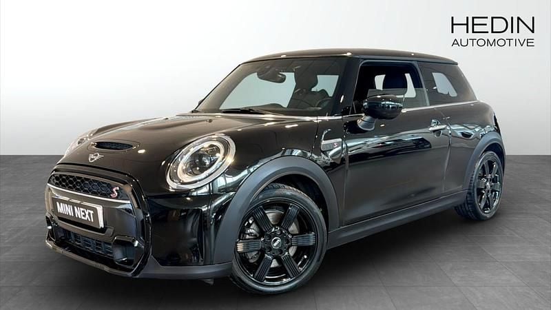 Svart (black) Begagnad 2021 Mini Cooper S Halvkombi | 244 700 kr (Marknadspris) - Bild 1/4