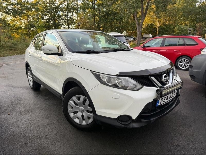 Vit Begagnad 2014 Nissan Qashqai SUV | 90 000 kr (Lite dyr) - Bild 1/4