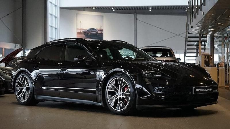 Svart Begagnad 2024 Porsche Taycan 4S Sport Turismo Sedan | 899 000 kr (Superpris) - Bild 1/4