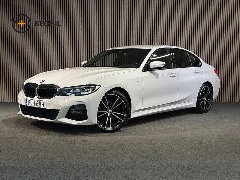 Vit Begagnad 2019 BMW 320 M Sport Sedan | 329 400 kr (Marknadspris) - Bild 1/4