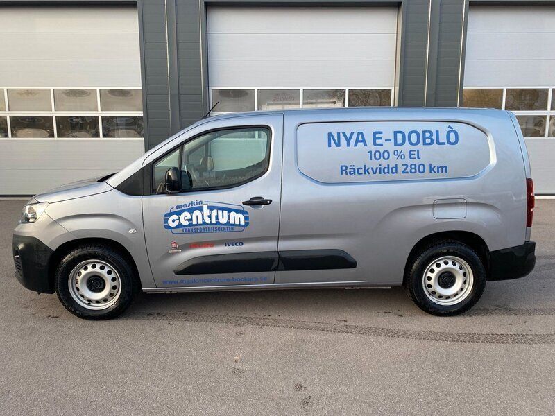 Grå Begagnad 2023 Fiat e-Doblò Minibuss | 383 750 kr - Bild 1/4