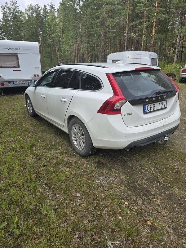 Vit Begagnad 2011 Volvo V60 Momentum Kombi | 55 000 kr - Bild 1/4
