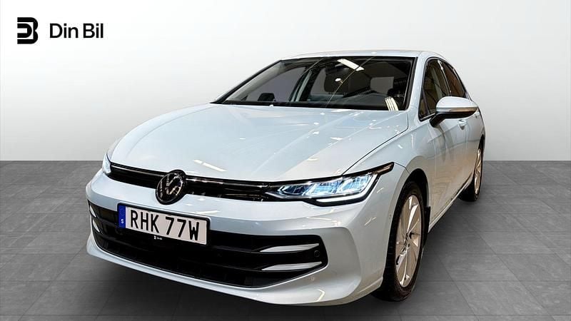 Blå Begagnad 2024 VW Golf VIII Life Halvkombi | 319 900 kr (Marknadspris) - Bild 1/4