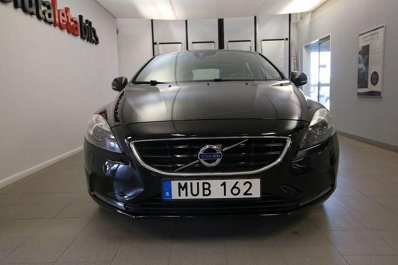 Begagnad Volvo V40 Momentum 153 HK (112 kW) 2015 Svart Kombi