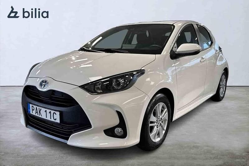 Vit Begagnad 2022 Toyota Yaris Hybrid Halvkombi | 239 900 kr (Marknadspris) - Bild 1/1