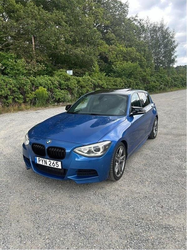 Blå Begagnad 2013 BMW M135 M Sport Halvkombi | 210 000 kr (Bra pris) - Bild 1/4