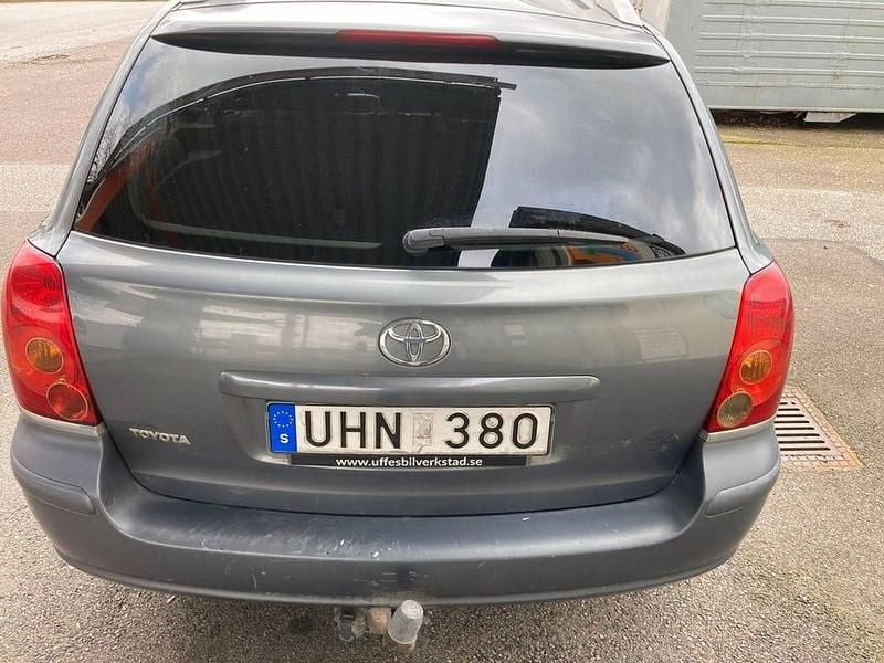 Begagnad Toyota Avensis 147 HK (108 kW) 2003 Grå Kombi
