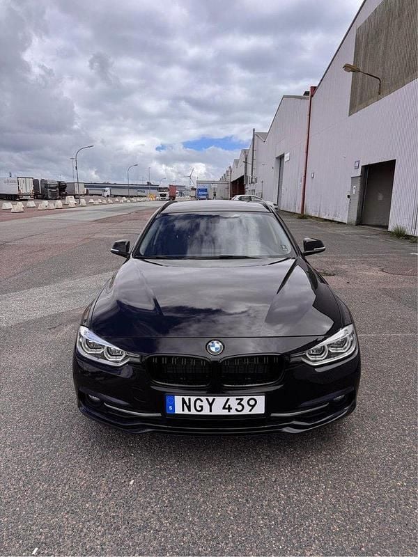 Svart Begagnad 2016 BMW 318 Sport Line Kombi | 150 000 kr (Marknadspris) - Bild 1/4