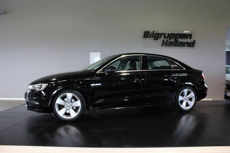 Svart Begagnad 2015 Audi A3 Ambition Sedan | 159 900 kr (Marknadspris) - Bild 1/4