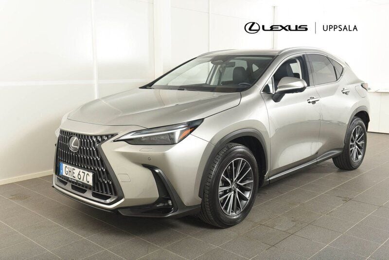Ljusgrå Begagnad 2023 Lexus NX450h+ Executive Line SUV | 609 900 kr (Marknadspris) - Bild 1/4
