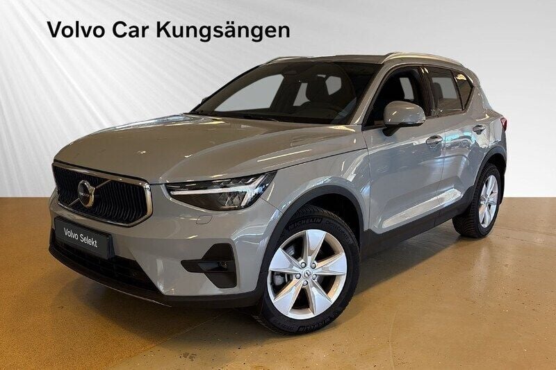 Grå Begagnad 2023 Volvo XC40 Core SUV | 339 900 kr (Bra pris) - Bild 1/3