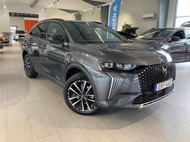 Grå Begagnad 2024 DS Automobiles DS7 Crossback SUV | 419 900 kr (Marknadspris) - Bild 1/4