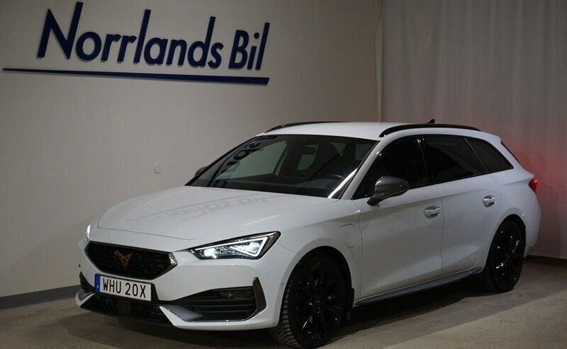 Vit (nevada white metallic) Begagnad 2024 Cupra Leon VZ Kombi | 329 900 kr (Bra pris) - Bild 1/4