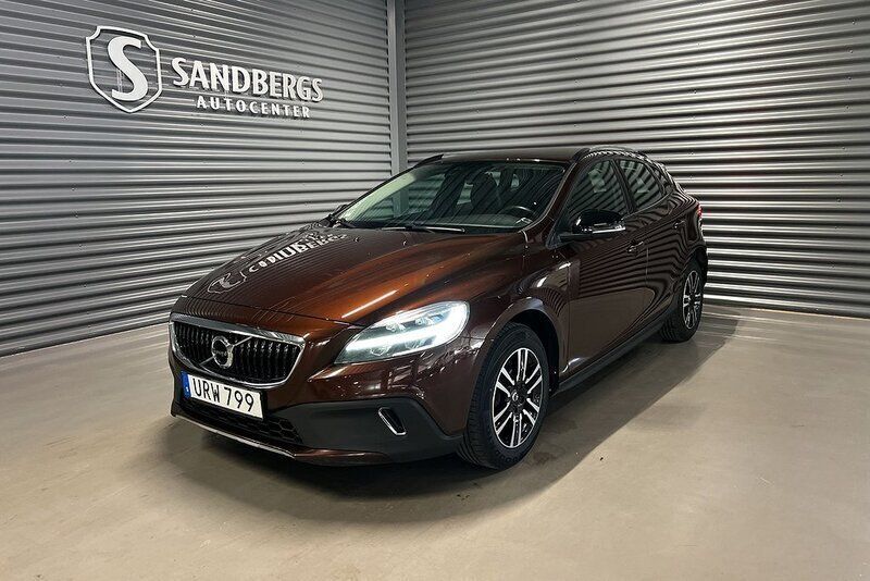 Brun Begagnad 2017 Volvo V40 CC Momentum Kombi | 168 500 kr (Lite dyr) - Bild 1/4