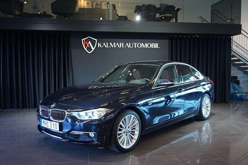Blå Begagnad 2012 BMW 328 Luxury Line Sedan | 169 900 kr (Marknadspris) - Bild 1/4