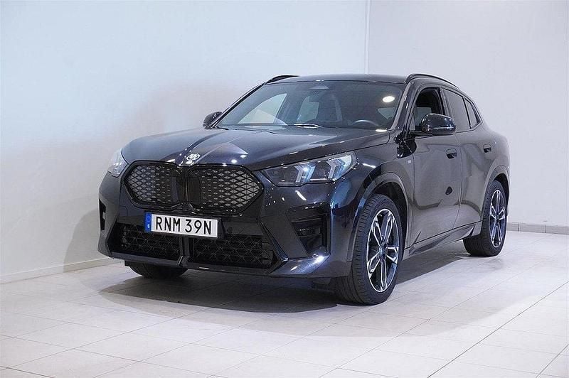 Svart Begagnad 2023 BMW iX2 M Sport SUV | 569 900 kr (Marknadspris) - Bild 1/4