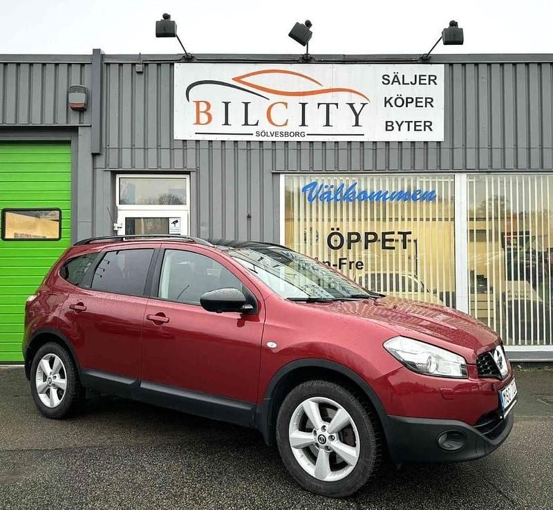 Röd Begagnad 2013 Nissan Qashqai +2 360º SUV | 79 900 kr (Bra pris) - Bild 1/4