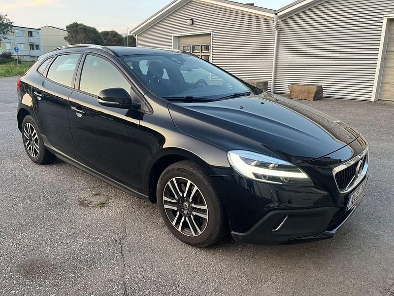 Svart Begagnad 2017 Volvo V40 CC Momentum Kombi | 129 000 kr (Marknadspris) - Bild 1/4